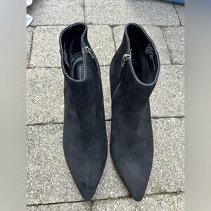 AEROSOLES Black Ankle Boots Sleek Minimalist Design